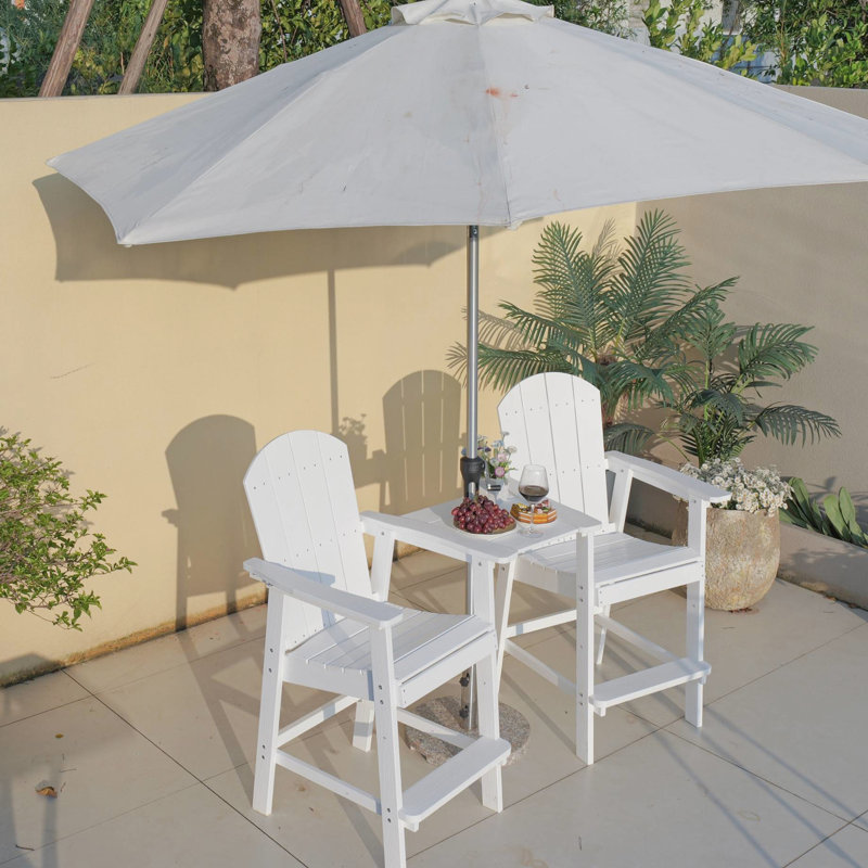 Fauteuil de jardin blanc, dossier et structure en acier inoxydable, tablette centrale pour boissons, posture confortable. Ensemble de chaises blanches au design ergonomique.