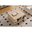 Table basse carrée de style campagnard avec rangement, bois manufacturé beige chaud, tablettes à double couche pour le salon