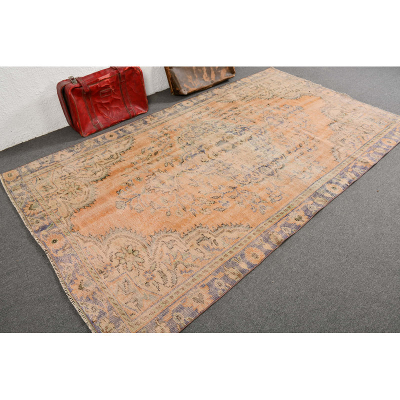Tapis turc rétro orange vif et beige avec un motif complexe pour un décor unique et élégant dans un style oriental