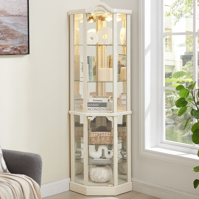 Vitrine de coin lumineuse en verre avec tablettes réglables et décoration sculptée, idéale pour mettre en valeur des objets de collection précieux