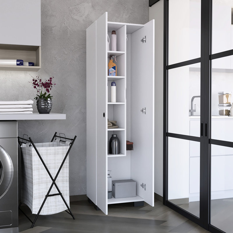 Armoire à balai mince blanche avec capacité de tablette intérieure et cintres latéraux pour un rangement optimisé