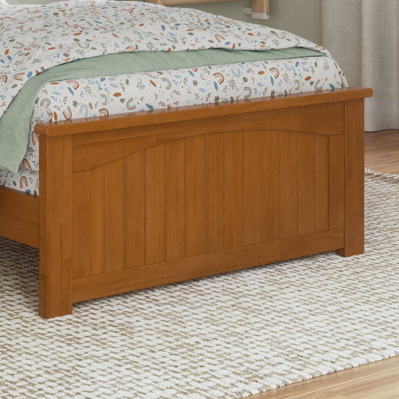 Lit plateforme en bois massif à profil bas Nantucket avec pied de lit assorti, Simple, Caramel clair