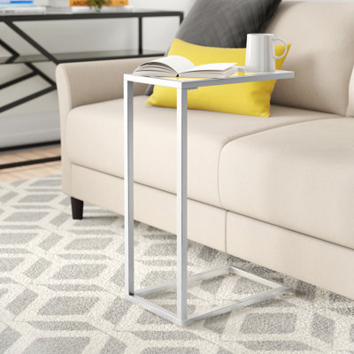 Petite table d'appoint moderne en forme de C en argent avec un design peu encombrant