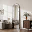 Miroir surdimensionné arqué en métal surdimensionné-570231710-570093161