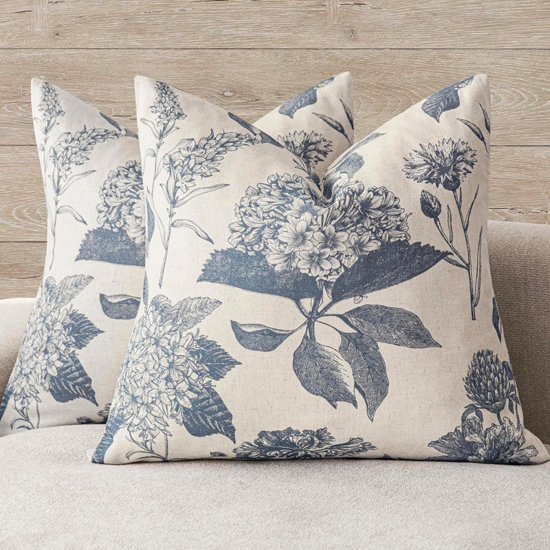 Coussin Society6 Floral and Birds III, Motif floral bleu