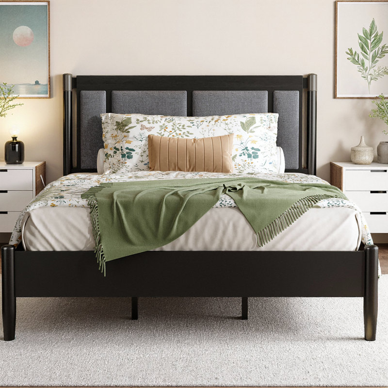 Grand lit plateforme en bois massif avec tête de lit tapissier et poignées en métal, support robuste de 500 lb sans sommier, meubles de chambre de ferme moderne avec espace de rangement