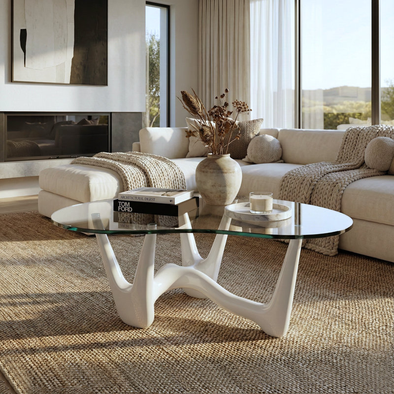 Table basse triangulaire abstraite en verre 43 po avec base sculpturale blanche, Clair, Blanc