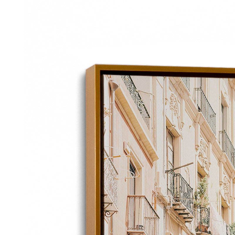 Alleyway Allure, reproduction sur toile, H 32,75 po x l 48,75 po x P 1,75 po, Cadre doré poli, 1