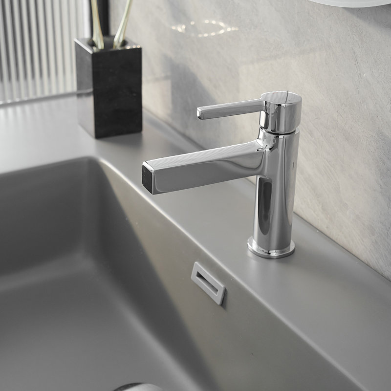 Single-Hole Single-handle Bathroom Faucet with Drain Assembly, Polished Chrome