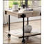 Table de bout de style industriel avec tablette inférieure ouverte, conception en bois reproduit et pieds de roue pour un charme et une fonctionnalité rustiques.
