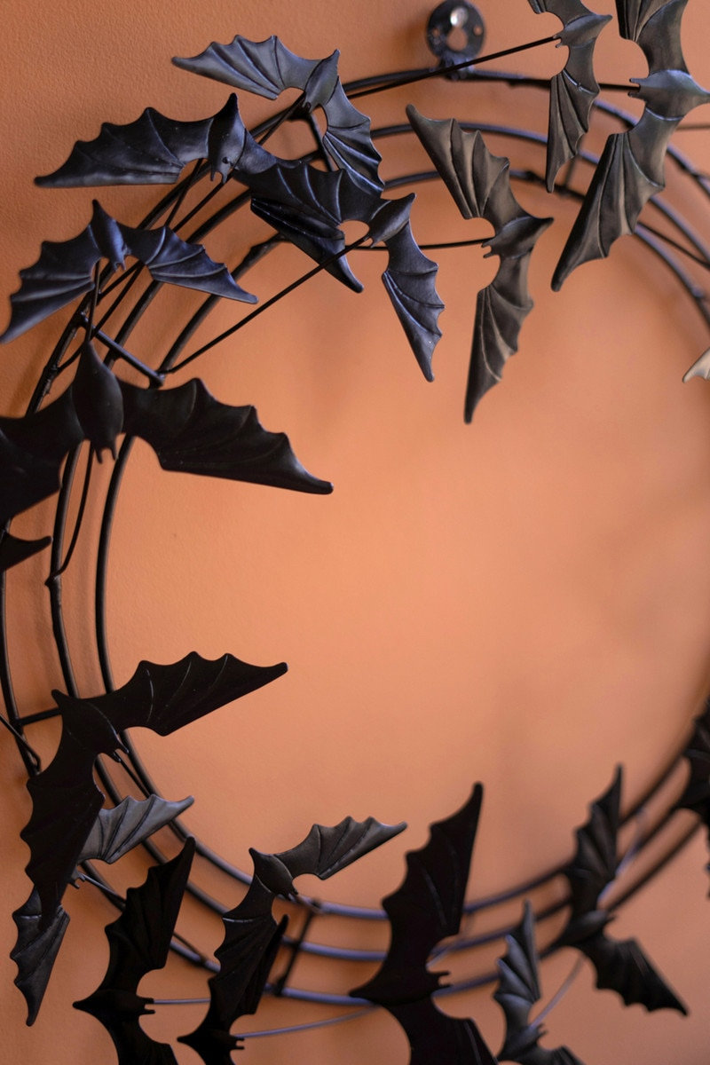  Flying Bat Halloween Wreath – Layered Metal Wire Design 3" H For Door And Wall Display