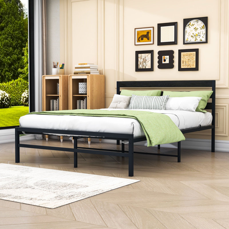 Grand lit plateforme en métal avec tête de lit en bois