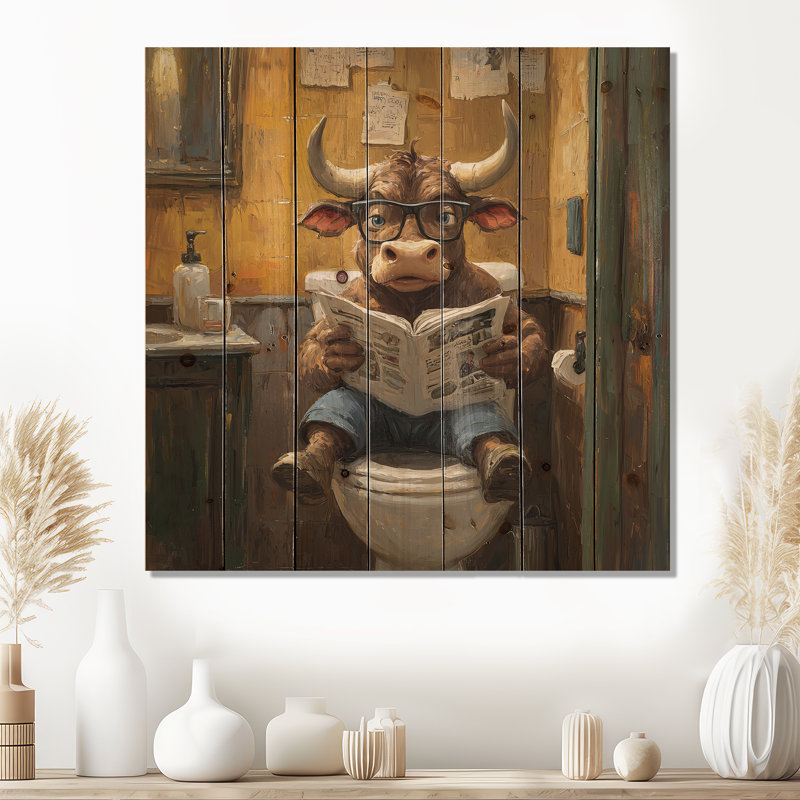 Mignon Buffalo lisant un journal dans la salle de bain - Art mural en bois de vache - sur bois de pin naturel