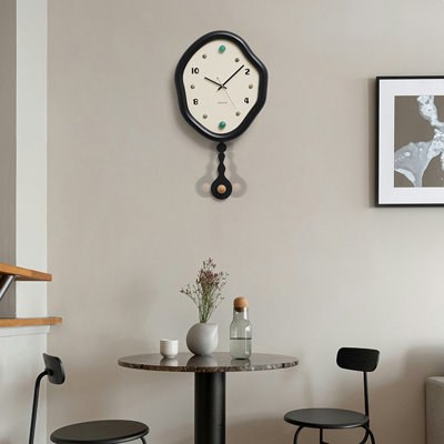 Horloges murales noires à pendule irrégulière