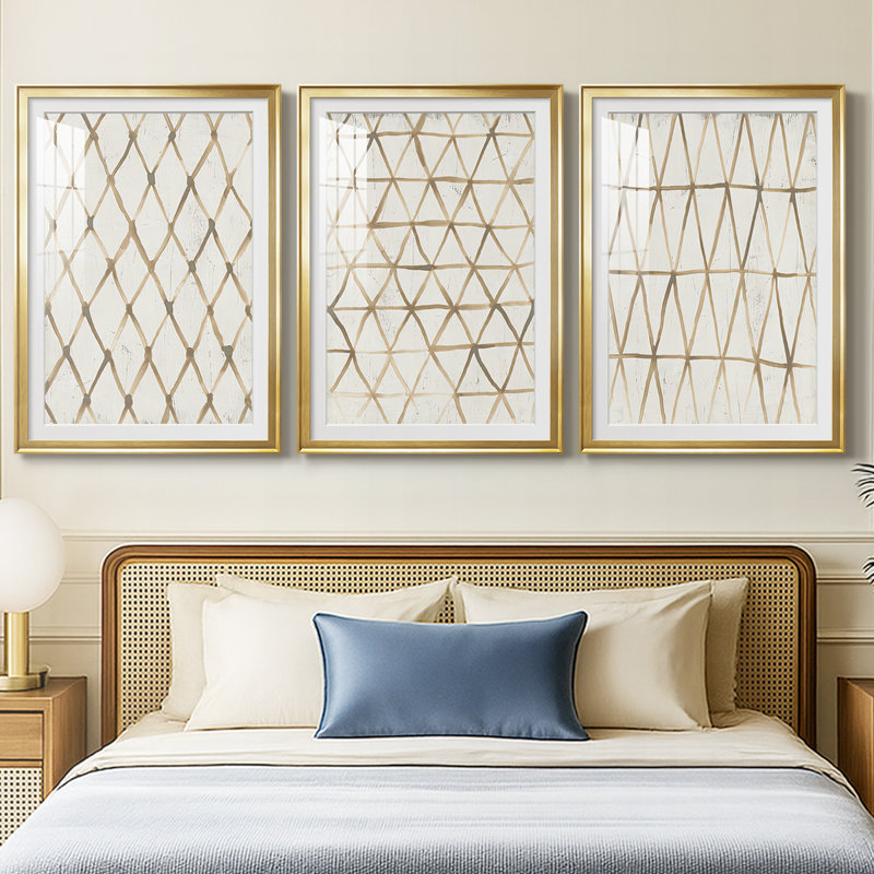 «Neutral Lattice I», reproduction encadrée sur mesure de qualité supérieure mate - 3 pièces, H 21 po x l 30 po, Doré