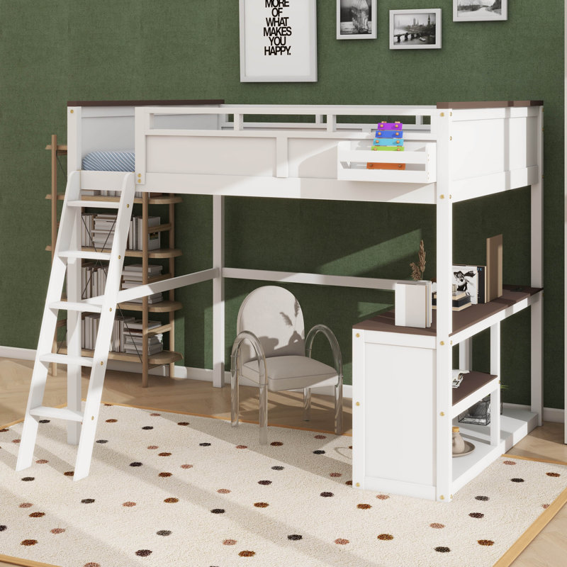 Grand lit mezzanine équipé d'un bureau intégré, d'une étagère ouverte et d'un port USB