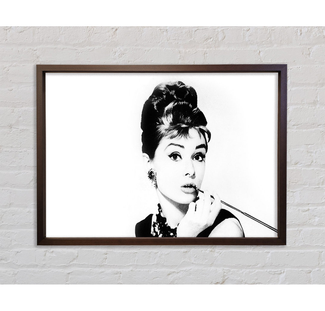 Audrey Hepburn Cigarette Pose Weiß - Einzelner Bilderrahmen Kunstdrucke auf Leinwand