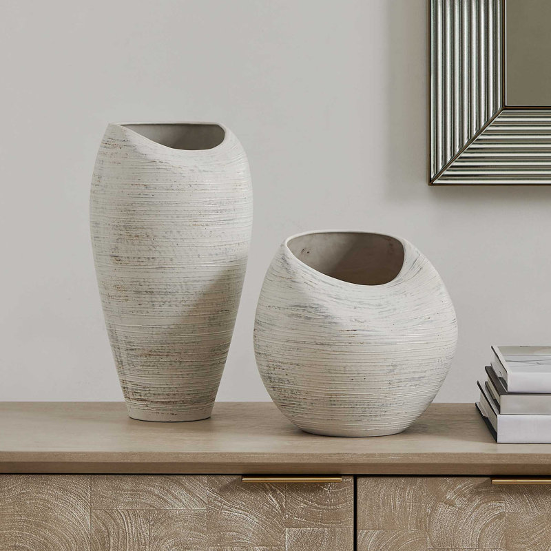 Vases blancs intérieur / extérieur Uttermost Inara
