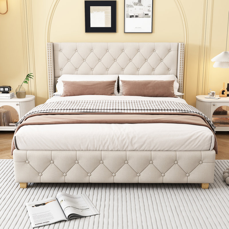 Lit plateforme Mirestone avec garniture cloutée et tête de lit moelleuse, Beige, Double