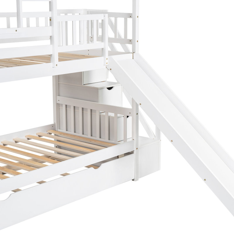 Lit simple / simple superposé avec lit gigogne, escalier de rangement pratique et conception attrayante sur le toit - fenêtre blanche simple au-dessus de l'espace