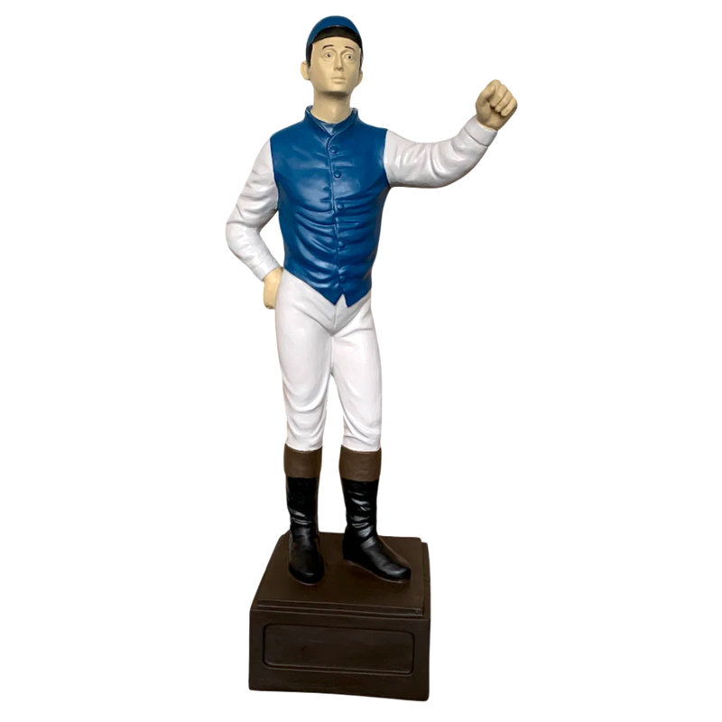 Statue de jardin classique avec chemisier bleu et manches blanches