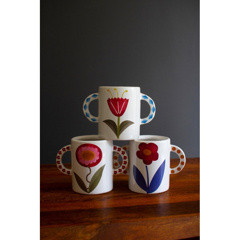 ENSEMBLE DE TROIS VASES À DOUBLE POIGNÉE EN CÉRAMIQUE AVEC FLEURS