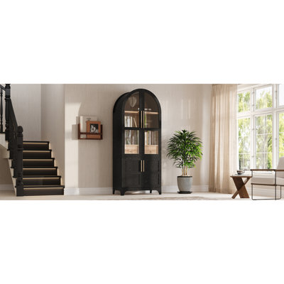 Grand garde-manger arqué avec tablettes réglables, tiroir dissimulé et porte vitrée pour un rangement élégant