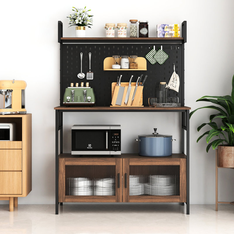 Étagère de cuisine avec porte et four à micro-ondes, idéale pour les petits espaces afin de rehausser le rangement.