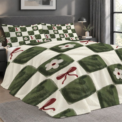 Ensemble de 3 pièces comprenant une couverture légère en flanelle de qualité supérieure et 2 taies d'oreiller à motif damier de fleurs blanches et de nœuds rouges. Ultra-doux et chaud, cet ensemble de literie est idéal en toute saison. Dimensions : 152 x 203 cm. La couverture est anti-boulochage et lavable à la machine.
