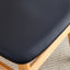 La chaise de salle à manger élégante et durable en bois massif, le petit dossier incurvé, le coussin en polyuréthane et la belle forme s'agencent parfaitement à n'importe quelle pièce et à un usage quotidien