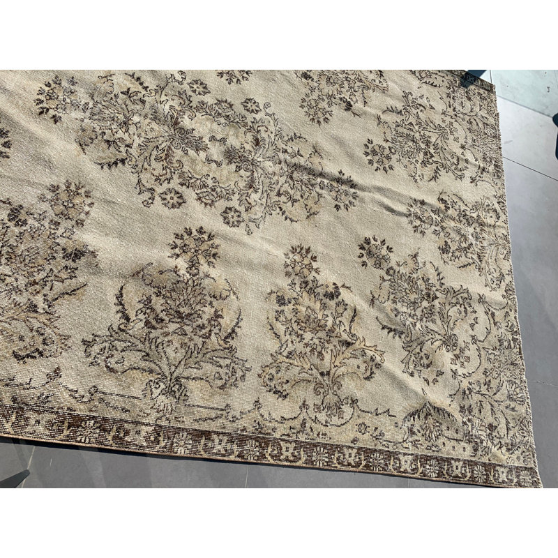 Tapis beige rétro vintage idéal pour les salons, les bureaux et les chambres à coucher avec un design antique