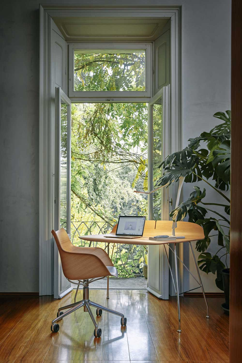 Earl of Wood 46.86 " Writing Desk, Light Wood/Chrome