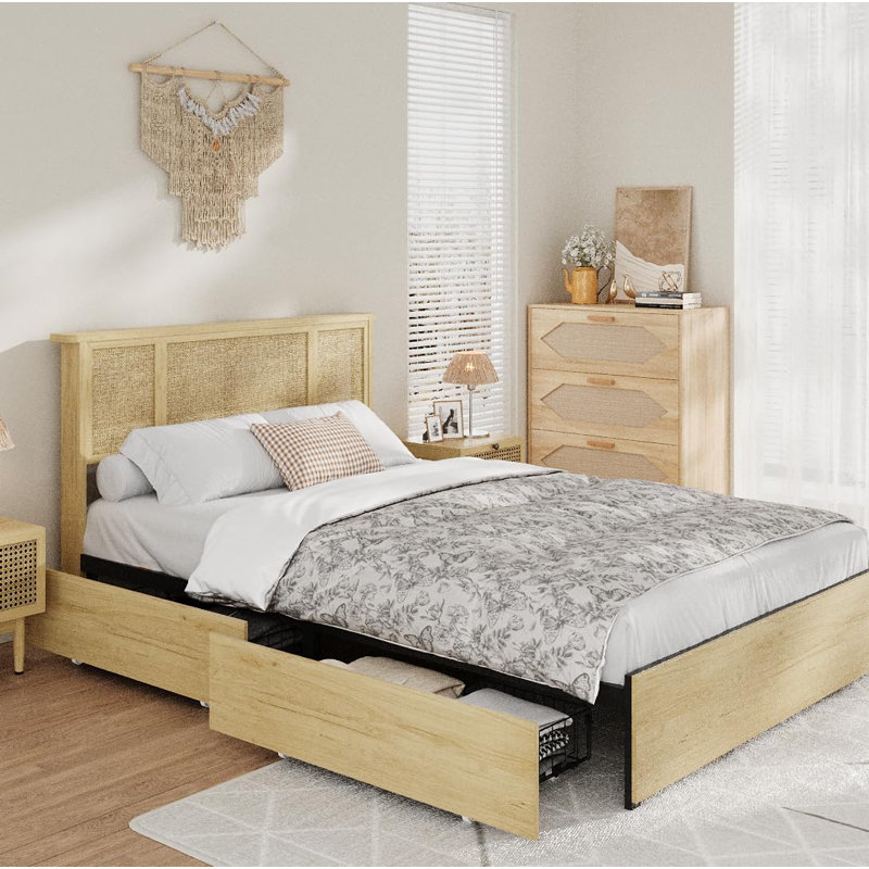 Structure de lit avec tête de lit en rotin naturel, lattes de bois robustes, plateforme en métal, support de matelas en canne de Boho