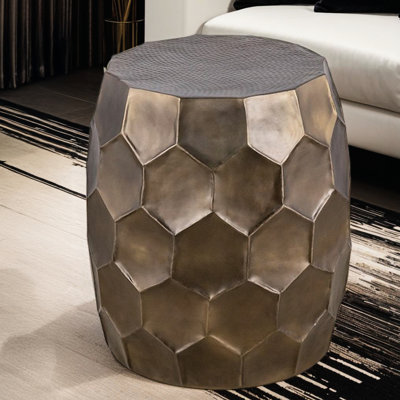 Table d'appoint moderne et contemporaine en aluminium avec base dorée brillante, conception martelée à la main, idéale pour la décoration de chambre à coucher dans un petit espace