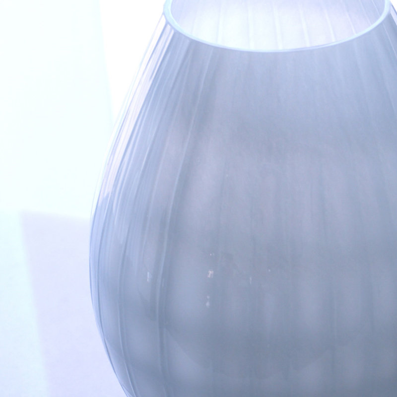 Vase en verre tubé bleu, H 14 po x l 7,75 po x P 7,75 po