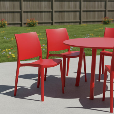 Ensemble de quatre chaises de salle à manger d'extérieur empilables en plastique rouge