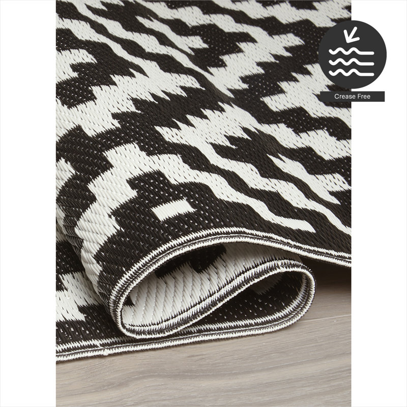 Izna Outdoor Rug Recycled Plastic Straw Waterproof Patio, Rectangle 3' x 5',  Aztec - Black/White