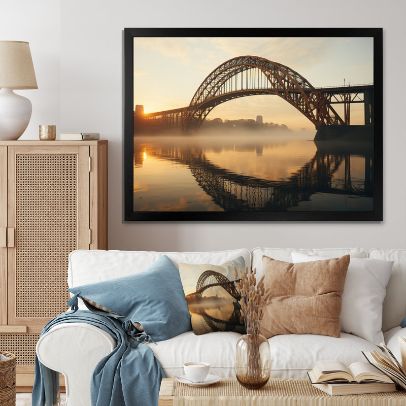 Pont jaune à l'aube I - Reproductions d'art sur toile, H 16 po x l 32 po x P 1 po, Cadre photo noir
