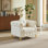 Luxueux canapé Chesterfield en velours avec des clous en cuivre, des boutons capitonnés et des pieds en métal, parfait pour une assise élégante et confortable.