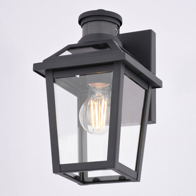 10,5 po Hanover Park Applique murale d'extérieur Dusk To Dawn à capteur de mouvement texturé noir H 1 lumière, acier durable, abat-jour en verre transparent, compatible avec les DEL, pour porte d'entrée de patio ou de garage