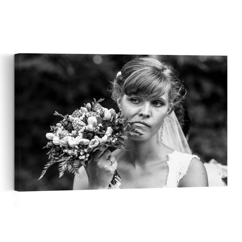 Mariée pensive avec bouquet - Portrait contemporain - Affiche murale florale, 16" H x 24" W