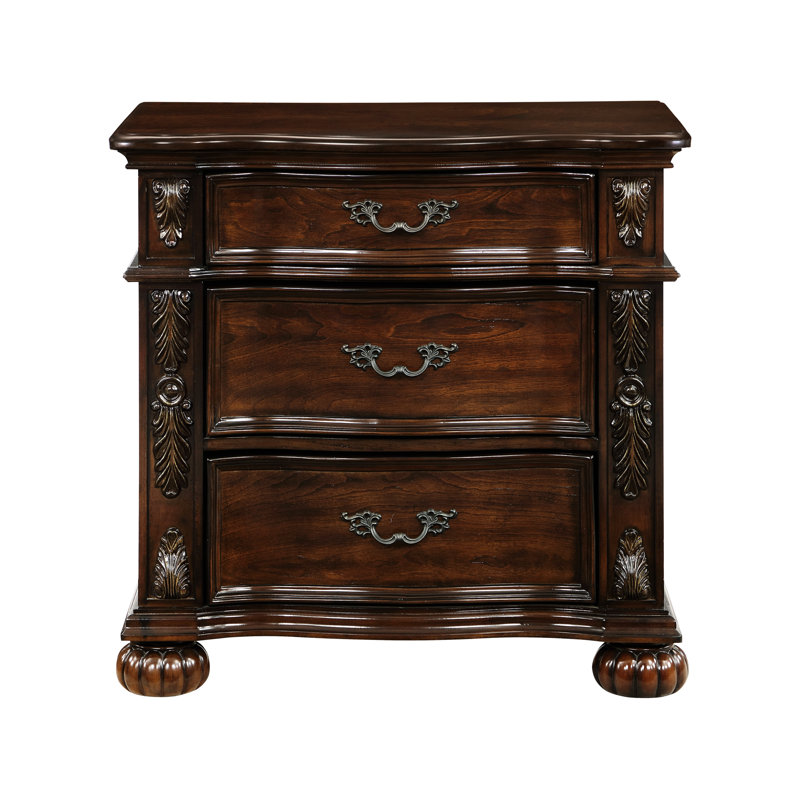 Table de chevet à finition cerisier - Meuble en bois classique à 3 tiroirs avec glissières à roulement et poignées en bronze antique