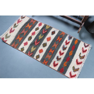 Kilim turc rétro tissé à la main avec un motif géométrique aux accents bohémiens dans un petit tapis