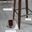 2 tabourets de bar, noir. Tabourets pivotants en cuir PU avec repose-pieds et dossier. Structure stable avec pieds en bois massif et 2 tabourets noirs. Dossier Repose-pieds. Pivotement à 360 °, pieds pour un rehaussement haut de gamme