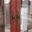 Vitrine Curio, 2 portes en verre trempé American Retro - miroir, tablettes réglables éclairées, anti-basculement | Cerise | Panneau de fibres à densité moyenne + verre-1116642557