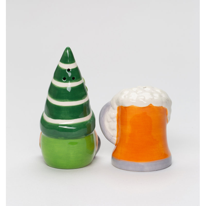 Gnome de Saint-Patrick avec chope à bière sel et poivre