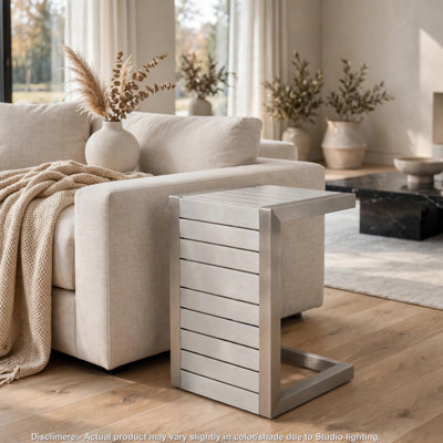 Table d'appoint d'extérieur Kory, en forme de C, structure à lattes, aluminium argenté de 61 cm (24 po)