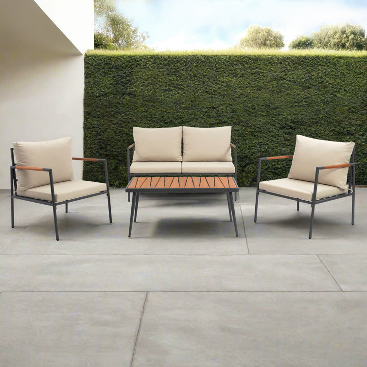 Ensemble de conversation d'extérieur 4 pièces avec coussins et table basse, détails en bois d'eucalyptus et structure en acier