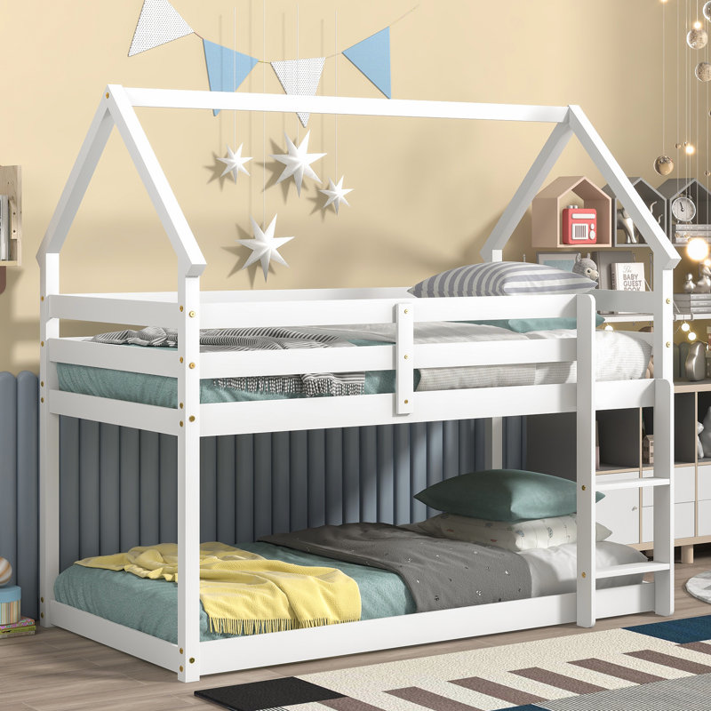 Lit mezzanine simple au-dessus d'un lit simple avec toit