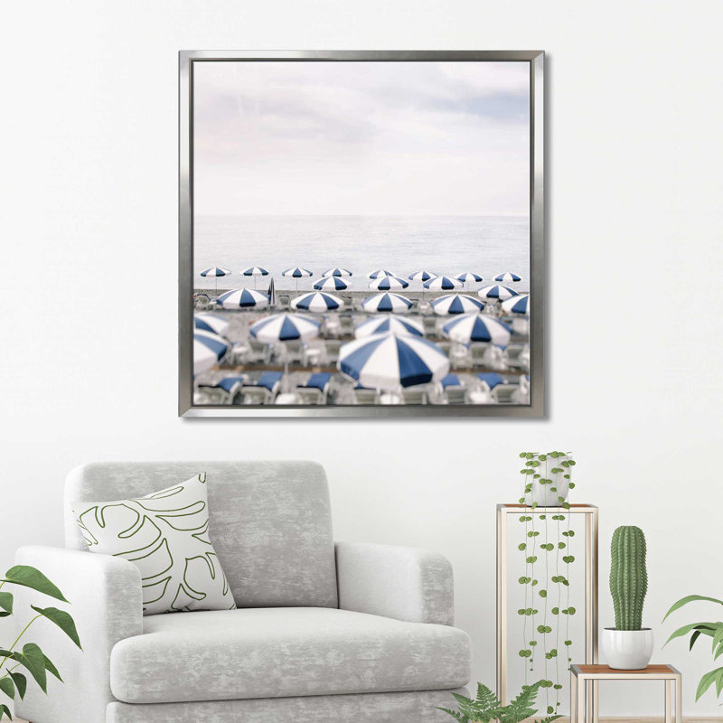 «Seaside 7» par Carina Okula - photographie, H 21,5 po x l 21,5 po x P 2 po, Cadre flottant argent